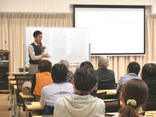 農産物の売れる売り場づくりをテーマに講演する講師の臼井浩二