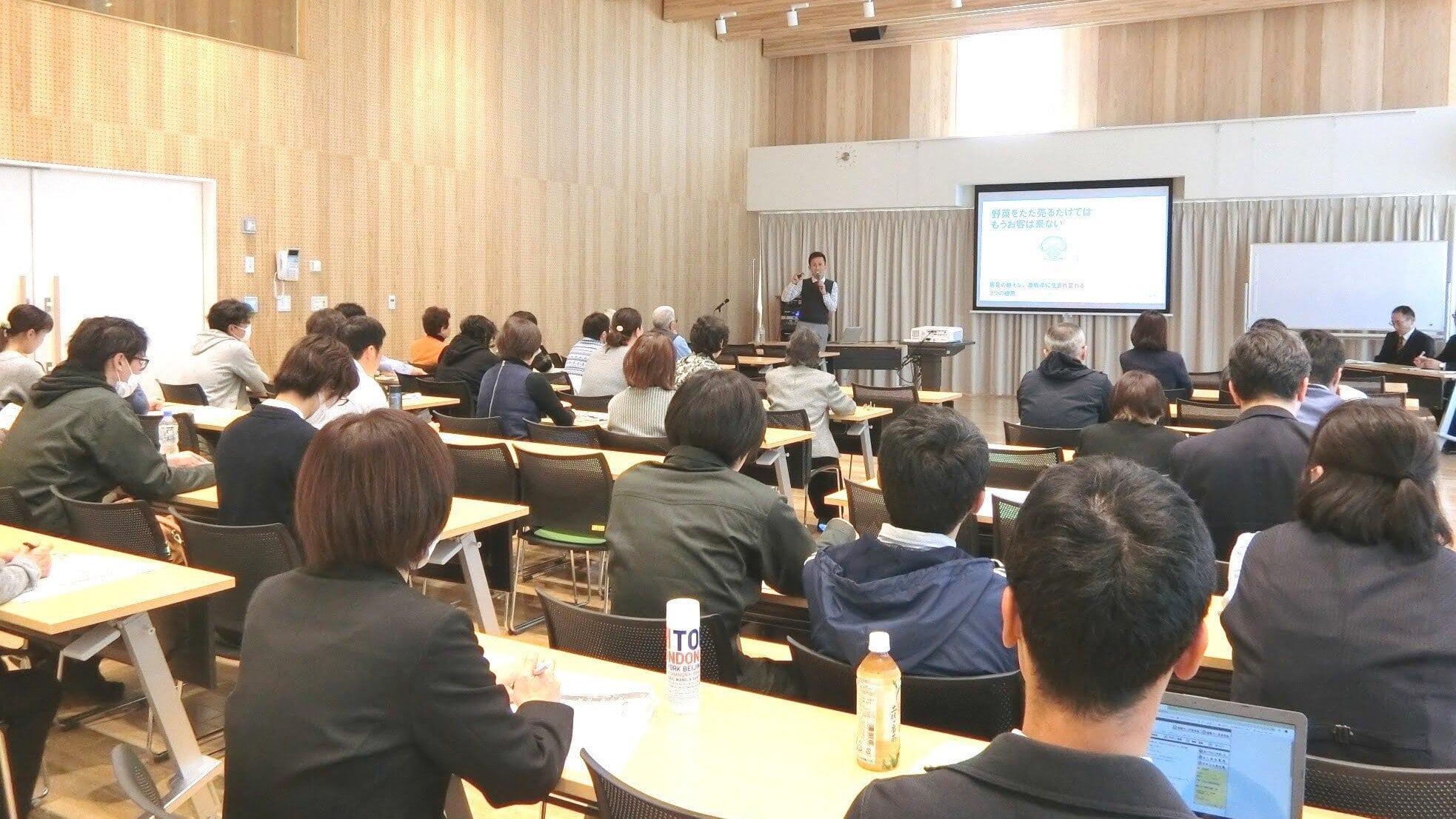 高知県庁主催の農産物直売所活性化セミナーに参加する道の駅・直売所関係者