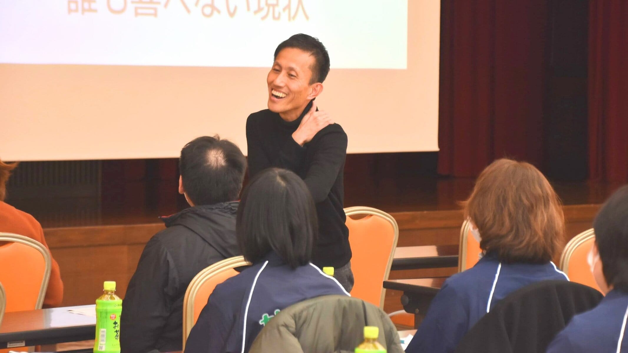 直売所向け生産者研修で講師が参加者と対話しながら進行する様子