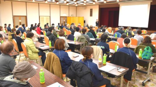 直売所・道の駅の関係者向け研修の様子。会場で多くの参加者が講義を受けている風景