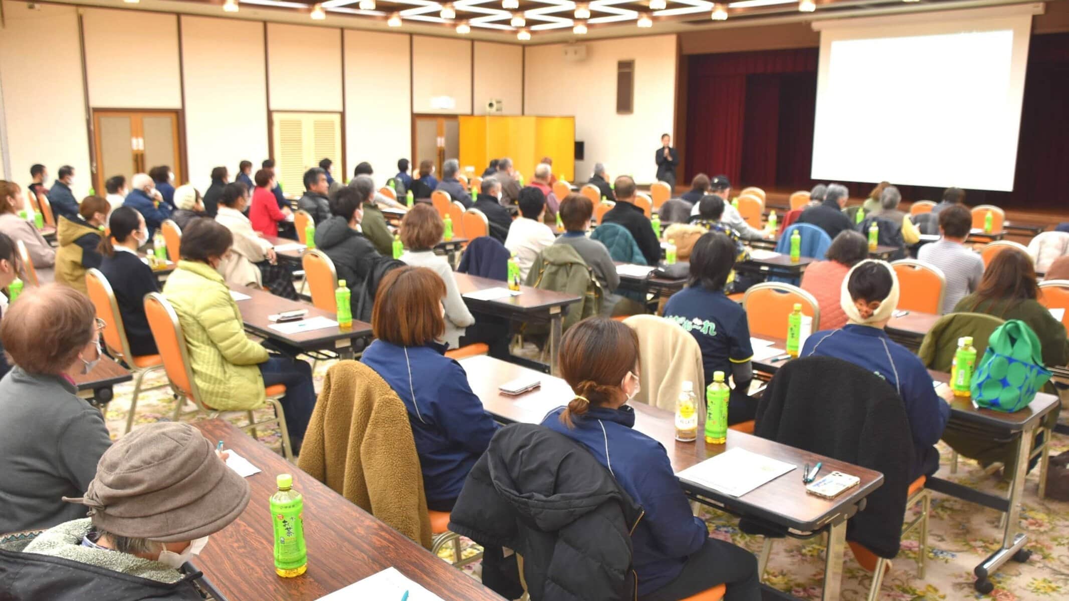 直売所・道の駅の関係者向け研修の様子。会場で多くの参加者が講義を受けている風景