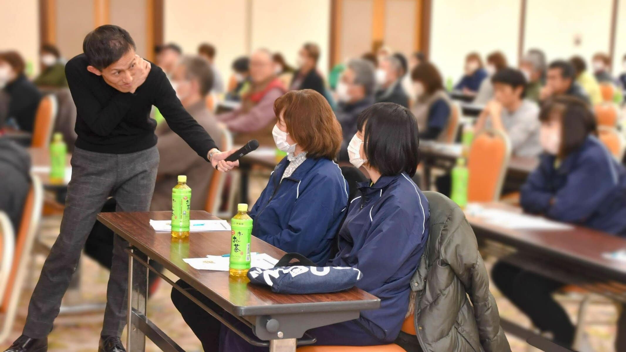 直売所・道の駅関係者を対象にした参加型研修で、講師が受講者と対話している様子