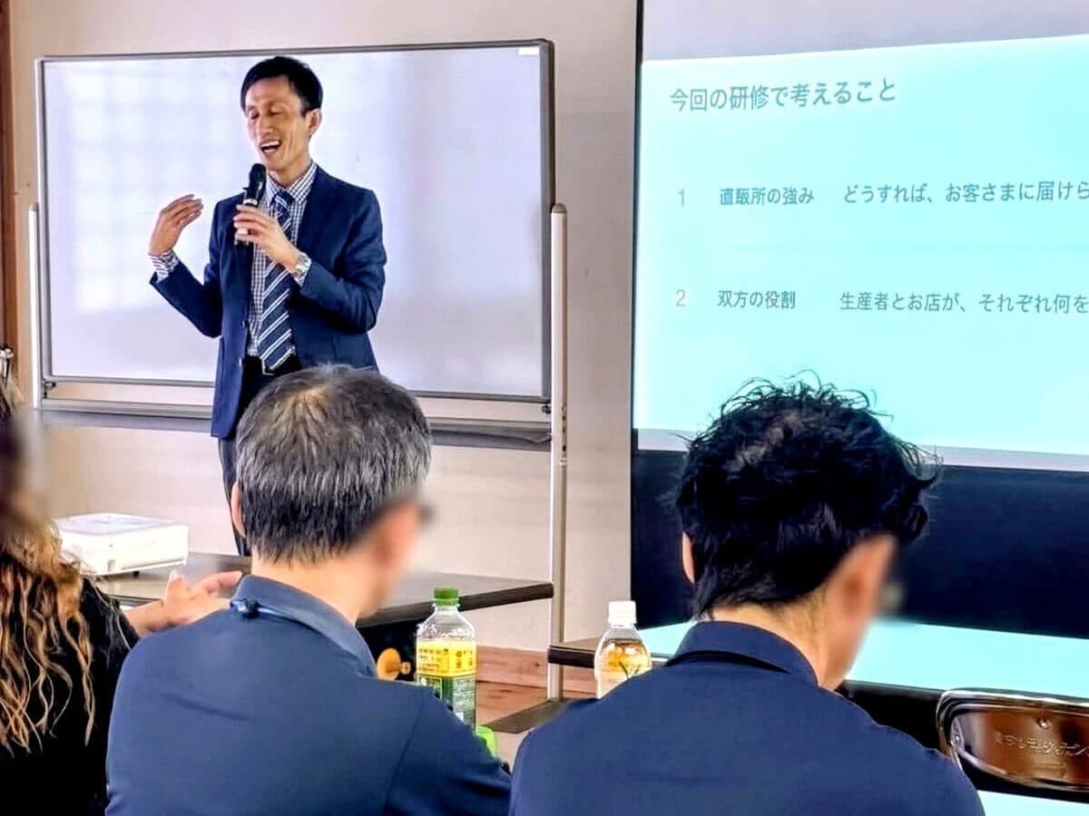 直販所の売り場づくりについてスライドを使って講義する様子